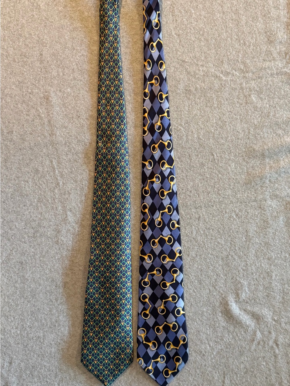 Gucci Men's Silk Ties in Green Horse-bit Chain and Navy with Gold Bridle Motif